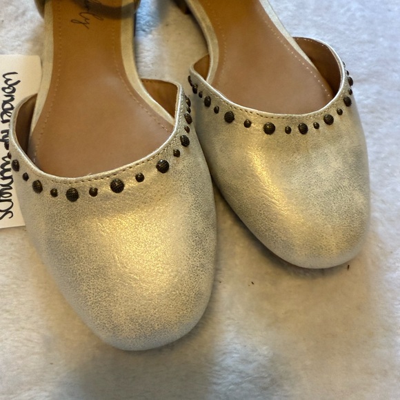 Wonderly Women's Cream Flats with Studded Detail - Picture 3 of 7
